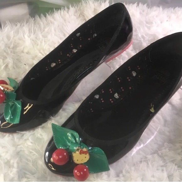 Hello Kitty patent cherry ballet flats with charm. Size 7 - Picture 3 of 13